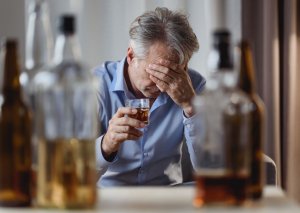 Mężczyzna z alkoholem