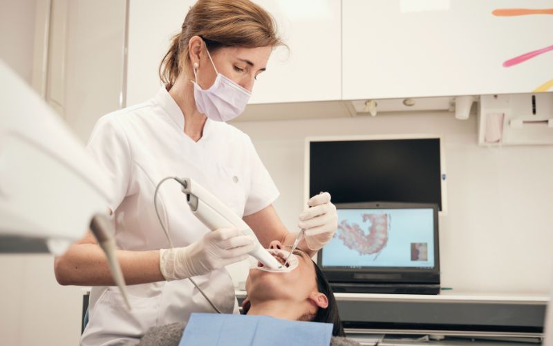 Na zdjęciu przedstawiono wykonywany komputerowy model zębów 3D.