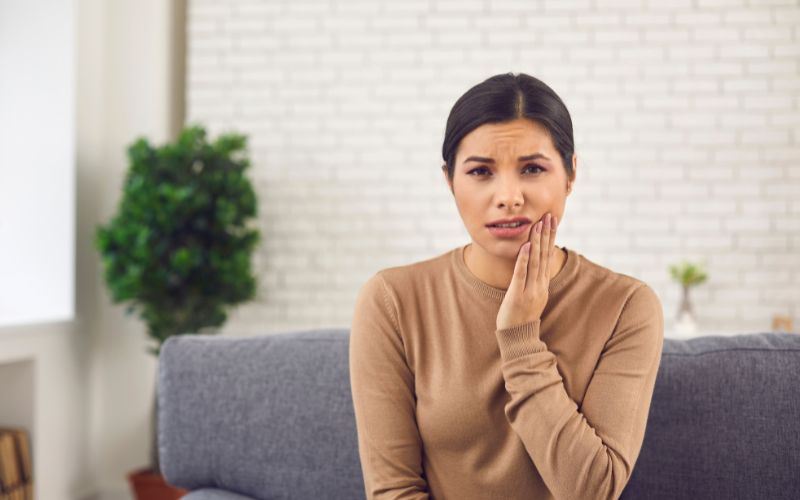 Obrzęk po wszczepieniu implanta zębowego.