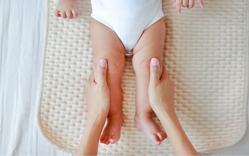 prostowanie nóg niemowlaka