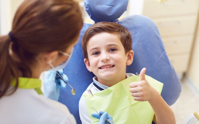 zadowolone dziecko po wizycie u stomatologa