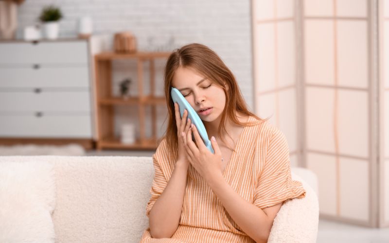 Zimne okłady po implantacji zęba