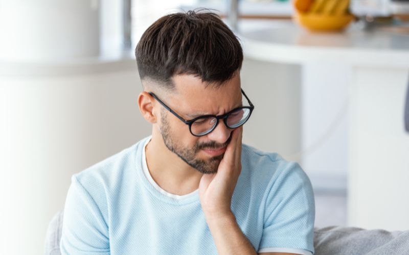 Ból po wszczepieniu implantu.