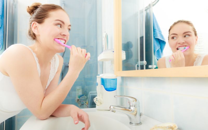 Dbanie o higienę jamy ustnej.