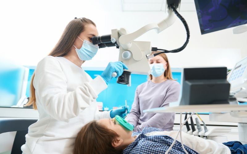 Na zdjęciu pokazano leczenie kanałowe zęba.