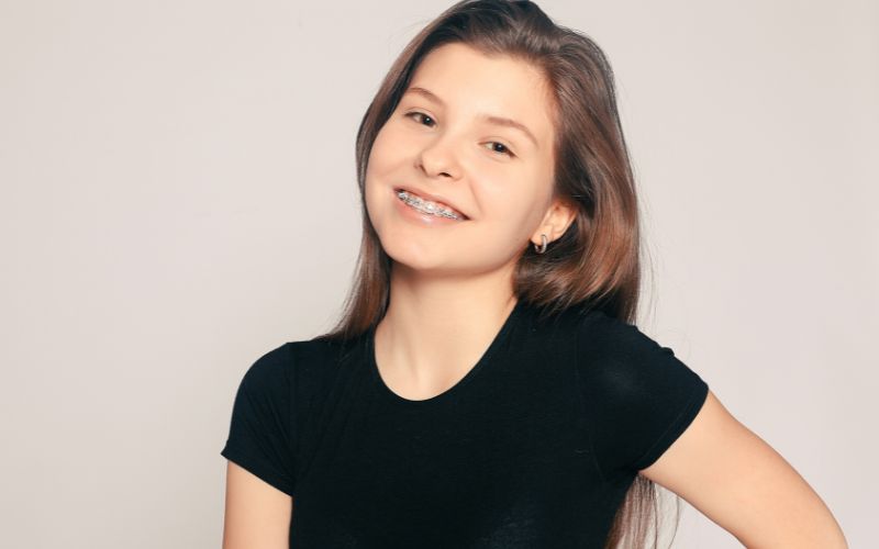 Nastolatka w aparacie na zęby.