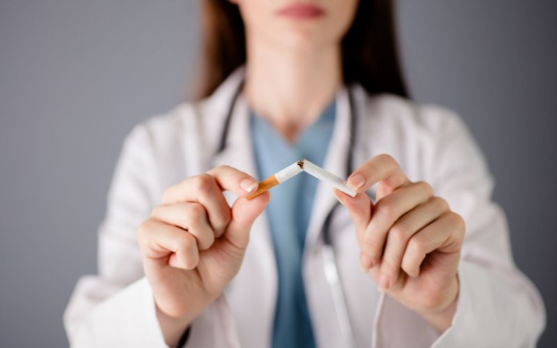 Zdjęcie pokazuje lekarza namawiającego do rzucenia palenia.