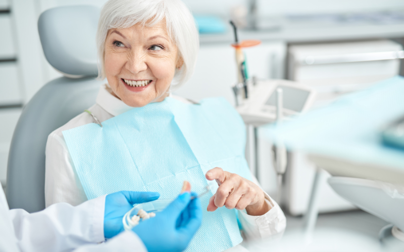 Na zdjęciu przedstawiono zadowolonego pacjenta z implantów zębów.