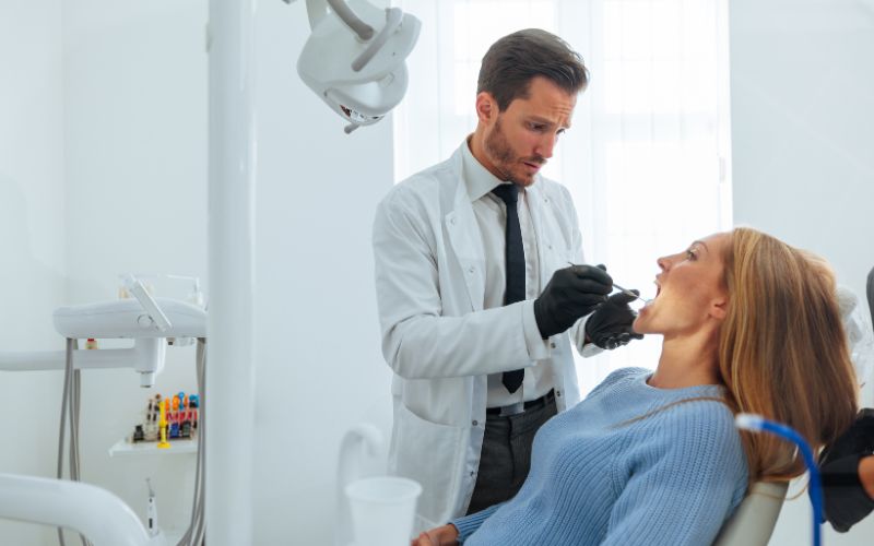 Na zdjęciu przedstawiono ściąganie aparatu ortodontycznego.