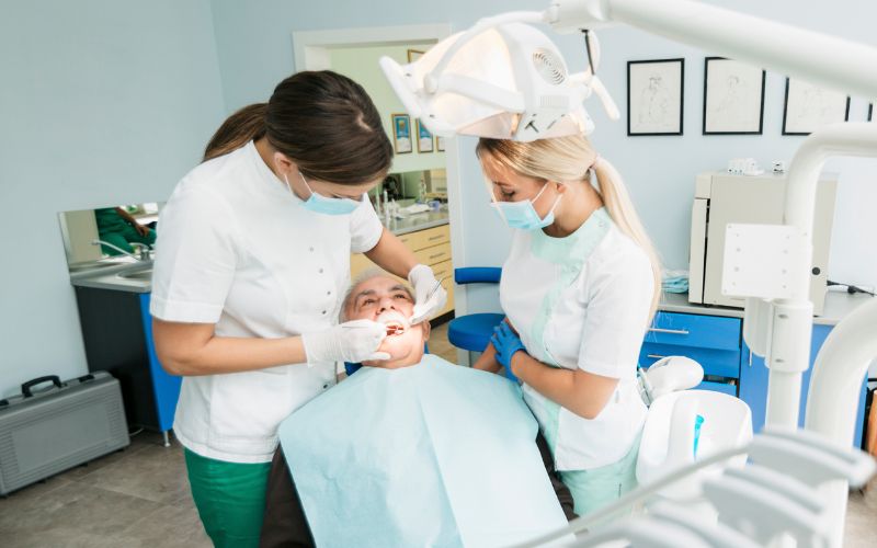 Na zdjęciu pokazano wizytę u dentysty 