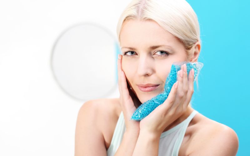 Zimny okład po zabiegu wszczepienia implantu