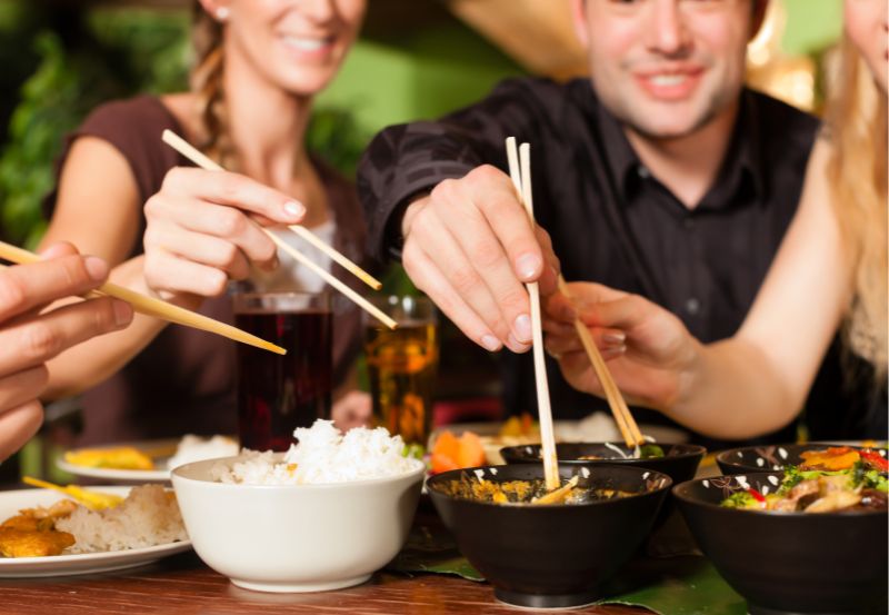 jedzenie w chińskiej restauracji