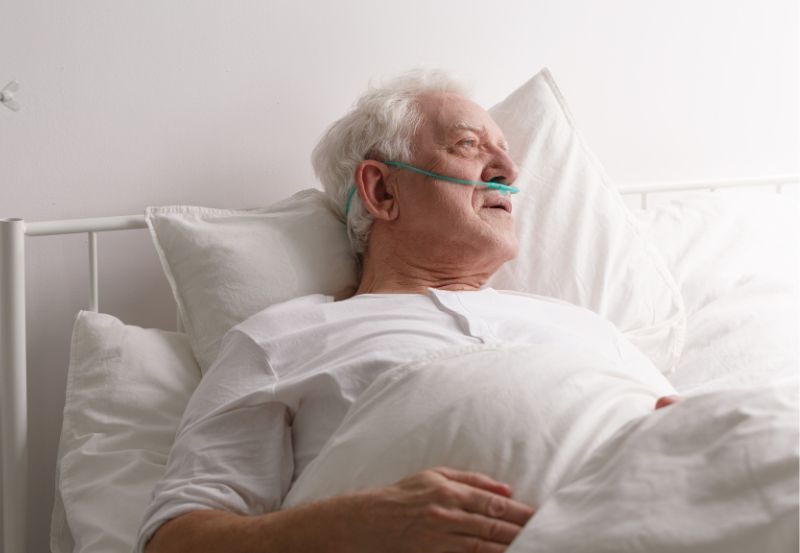 umierający człowiek na łóżku w szpitalu