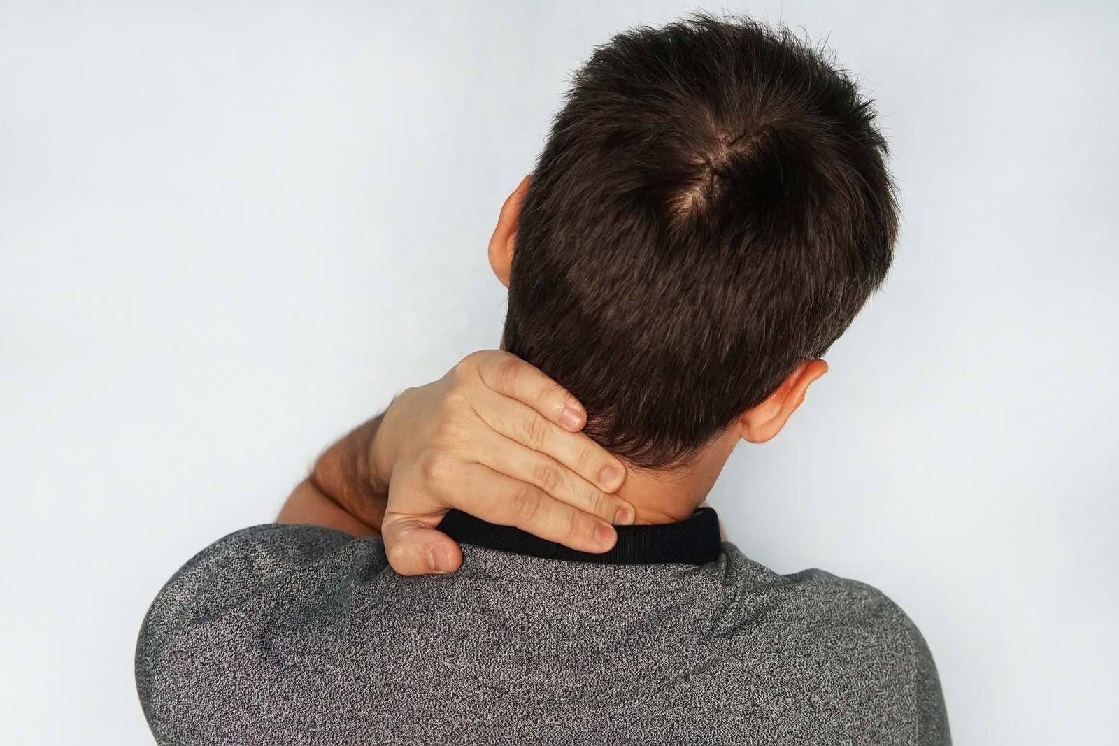 Neuralgia potyliczna a ból od kręgosłupa – jak rozpoznać źródło bólu?
