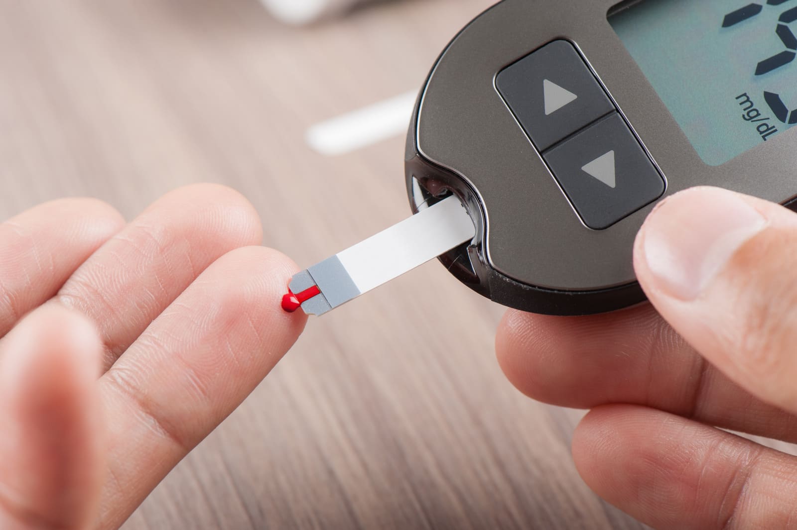 Ciągły monitoring glukozy u osoby bez cukrzycy – objawy, diagnostyka i możliwości leczenia