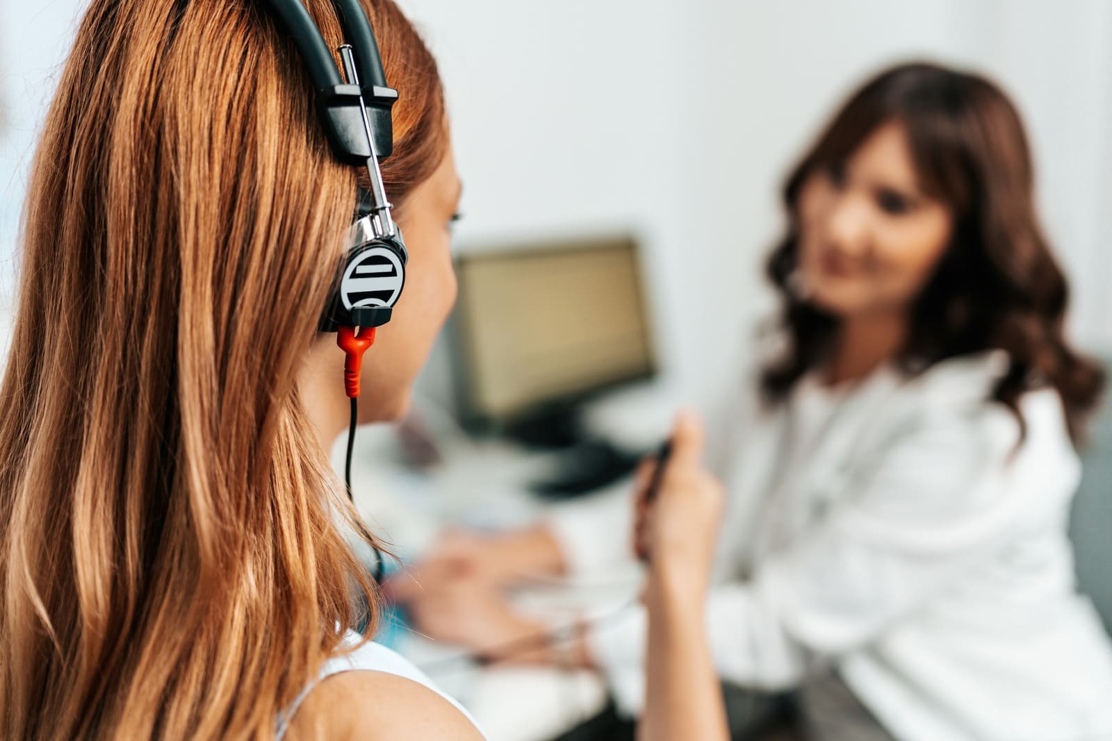 Audiometria tonalna – jak czytać audiogram? Przygotowanie, przebieg i znaczenie wyniku