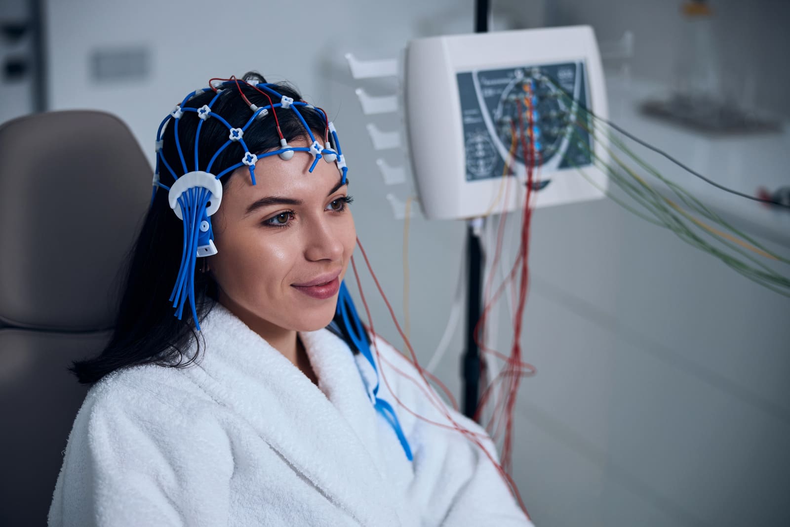 EEG u dorosłego – jak się przygotować, jak przebiega badanie i co oznacza wynik