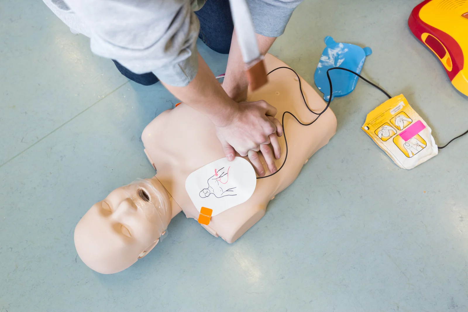 AED – jak bezpiecznie użyć defibrylatora? Pierwsza pomoc krok po kroku